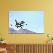 Een F-16E uit de Verenigde Arabische Emiraten Canvas Afdruk (Insitu (Woonkamer))