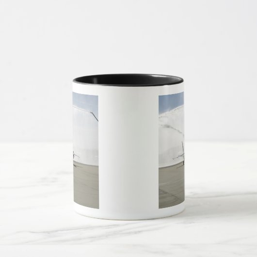 Een F-18-vliegtuig Mok (Midden)