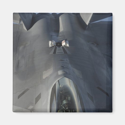 Een F-22 Raptor beweegt zich in positie om f te on Magneet (Voorkant)