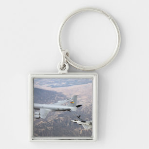 Een F-22-Raptor ontvangt brandstof van een KC-135 Sleutelhanger