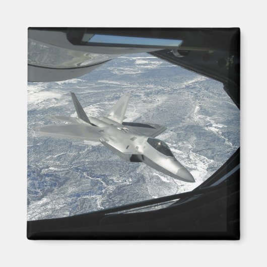 Een F-22 Raptorbanken weg van een KC-135 Magneet (Voorkant)