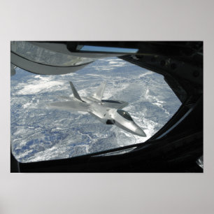 Een F-22 Raptorbanken weg van een KC-135 Poster