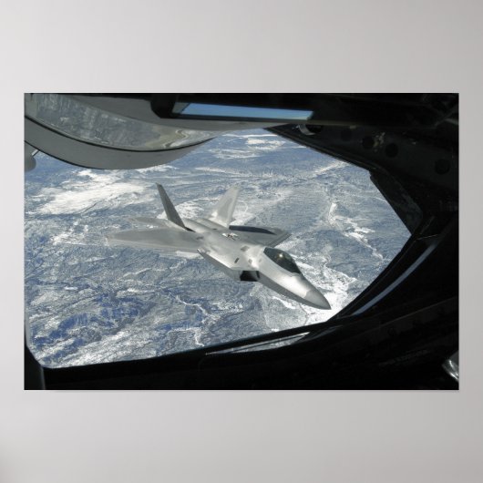 Een F-22 Raptorbanken weg van een KC-135 Poster (Voorkant)