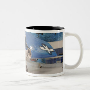 Een F-6F Hellcat jachtvliegtuig uit de Tweede Were Tweekleurige Koffiemok