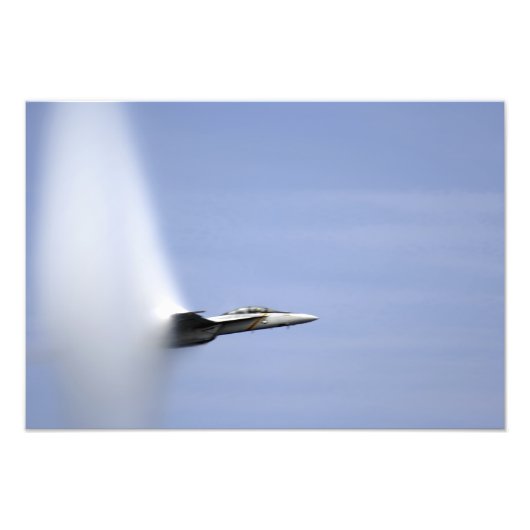 Een F/A-18E Super Hornet bereikt de snelheid van z Foto Afdruk (Voorkant)