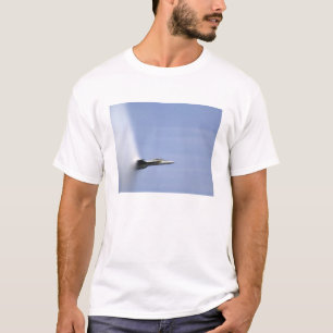 Een F/A-18E Super Hornet bereikt de snelheid van z T-shirt