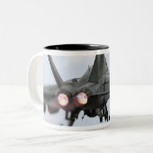 Een F/A-18E Super Hornet-draagraketten Tweekleurige Koffiemok (Voorkant links)