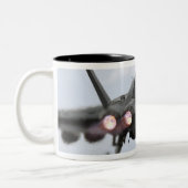 Een F/A-18E Super Hornet-draagraketten Tweekleurige Koffiemok (Links)
