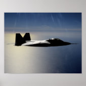 Een F/A-22 Raptor vliegt een opleidingsmissie 2 Poster (Voorkant)