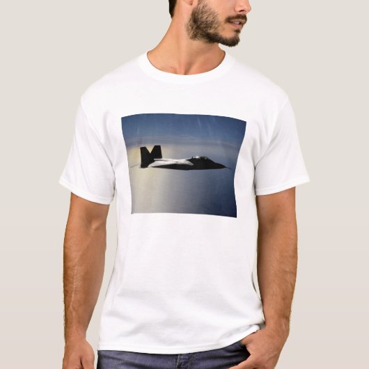 Een F/A-22 Raptor vliegt een opleidingsmissie 2 T-shirt (Voorkant)