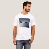Een F/A-22 Raptor vliegt een opleidingsmissie 2 T-shirt (Voorkant volledig)