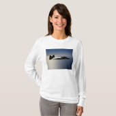Een F/A-22 Raptor vliegt een opleidingsmissie 2 T-shirt (Voorkant volledig)
