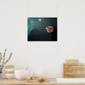 Een fantasietovenaar die magie met de hand maakt. poster (Keuken)