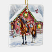 Een feestelijk bruin paard en winterschuur Kerstmi Keramisch Ornament (Rechts)