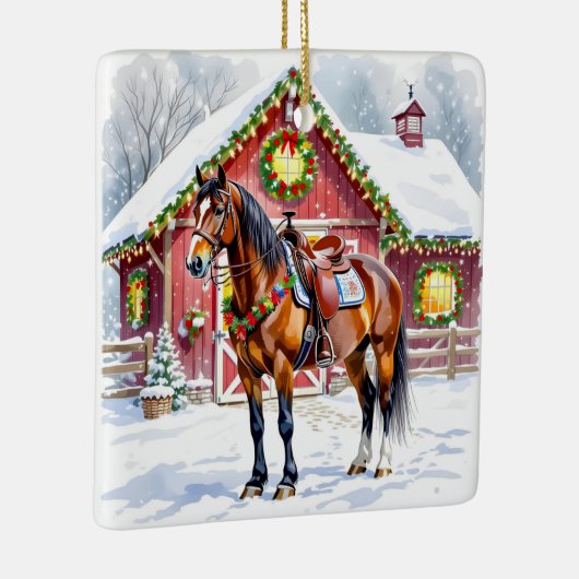 Een feestelijk bruin paard en winterschuur Kerstmi Keramisch Ornament (Rechts)