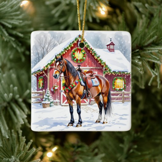 Een feestelijk bruin paard en winterschuur Kerstmi Keramisch Ornament (Boom)