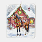 Een feestelijk bruin paard en winterschuur Kerstmi Keramisch Ornament (Links)