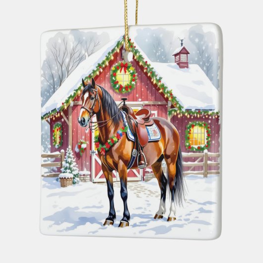 Een feestelijk bruin paard en winterschuur Kerstmi Keramisch Ornament (Links)