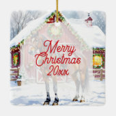 Een feestelijk bruin paard en winterschuur Kerstmi Keramisch Ornament (Achterkant)