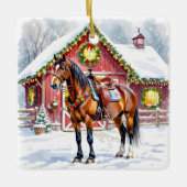 Een feestelijk bruin paard en winterschuur Kerstmi Keramisch Ornament (Voorkant)