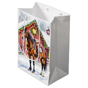 Een feestelijk bruin paard en winterschuur Kerstmi Medium Cadeauzakje