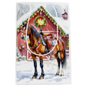 Een feestelijk bruin paard en winterschuur Kerstmi Medium Cadeauzakje (Voorkant)