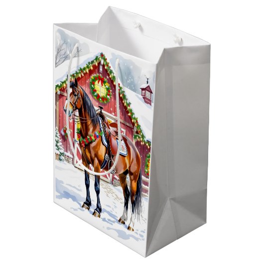 Een feestelijk bruin paard en winterschuur Kerstmi Medium Cadeauzakje (Achterkant Gekanteld)
