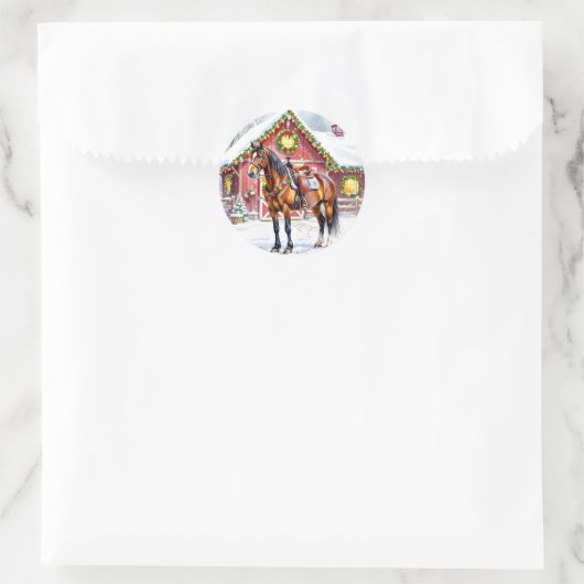 Een feestelijk bruin paard en winterschuur Kerstmi Ronde Sticker (Tas)