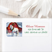 Een feestelijk wit paard en winterschuur Kerstmis Etiket (Insitu)