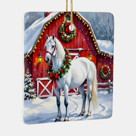 Een feestelijk wit paard en winterschuur Kerstmis Keramisch Ornament (Rechts)