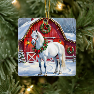 Een feestelijk wit paard en winterschuur Kerstmis Keramisch Ornament