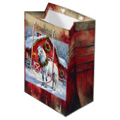 Een feestelijk wit paard en winterschuur Kerstmis Medium Cadeauzakje (Voorkant Gekanteld)