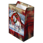 Een feestelijk wit paard en winterschuur Kerstmis Medium Cadeauzakje (Achterkant Gekanteld)