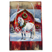 Een feestelijk wit paard en winterschuur Kerstmis Medium Cadeauzakje (Voorkant)