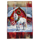 Een feestelijk wit paard en winterschuur Kerstmis Medium Cadeauzakje (Achterkant)