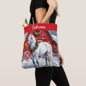 Een feestelijk wit paard en winterschuur Kerstmis Tote Bag (Dichtbij)
