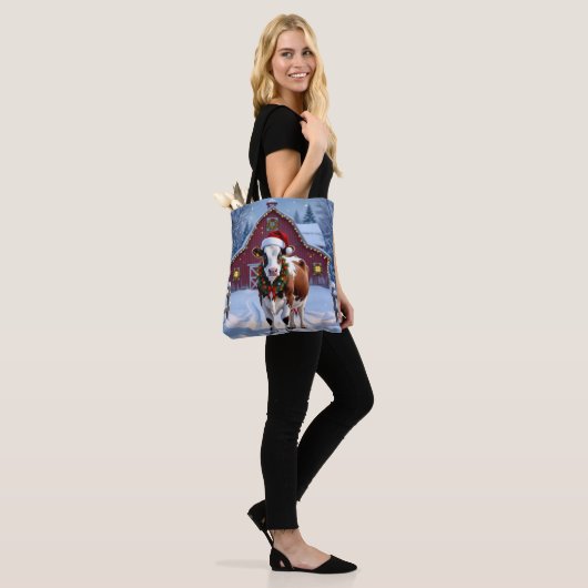 Een feestelijke Koe in Santa Hat Country Christmas Tote Bag (Op model)