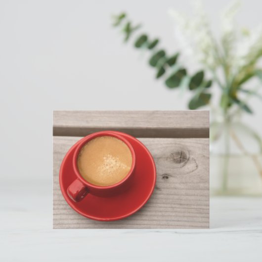 Een fel rood bekertje espressokoffie op een pickni briefkaart (Staand voorkant)