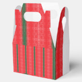 Een felrode appel zit op een effen wit oppervlak. bedankdoosjes (Geopend)