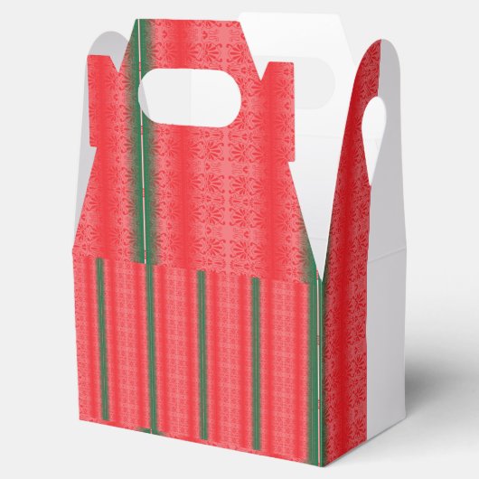 Een felrode appel zit op een effen wit oppervlak. bedankdoosjes (Geopend)