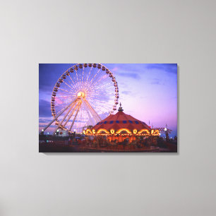 Een ferris wiel en carrousel bij de marine pier in canvas afdruk