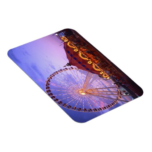 Een ferris wiel en carrousel bij de marine pier in magneet (Rechterzijde)