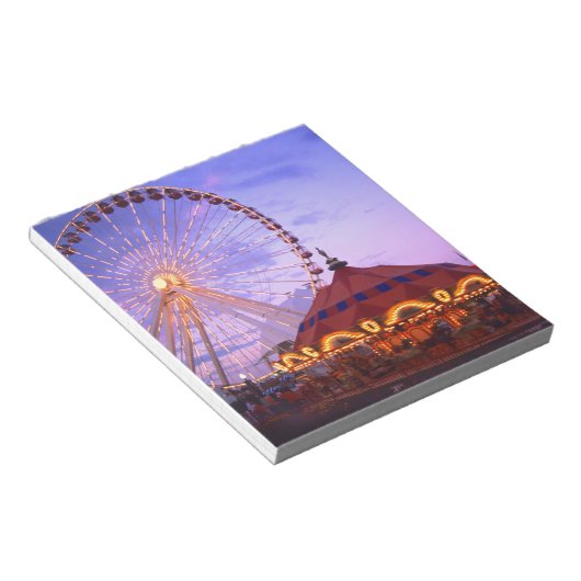 Een ferris wiel en carrousel bij de marine pier in notitieblok (Schuin)