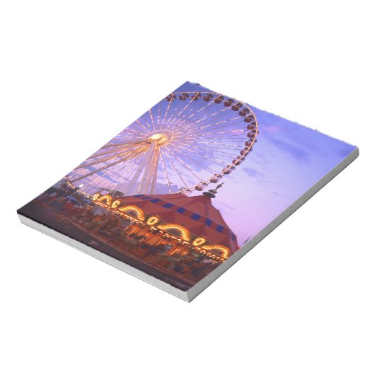 Een ferris wiel en carrousel bij de marine pier in notitieblok (Linkerzijde)