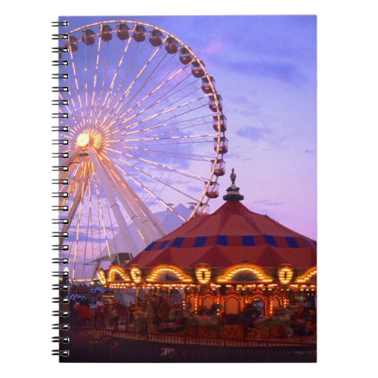 Een ferris wiel en carrousel bij de marine pier in notitieboek (Voorkant)