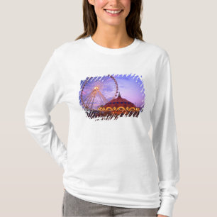 Een ferris wiel en carrousel bij de marine pier in t-shirt