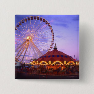 Een ferris wiel en carrousel bij de marine pier in vierkante button 5,1 cm