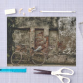 Een fiets die op een wiebelmuur rust tissuepapier (Craft)