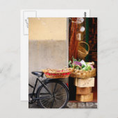 Een fiets voor een Italiaans winkelfront Briefkaart (Voorkant / Achterkant)