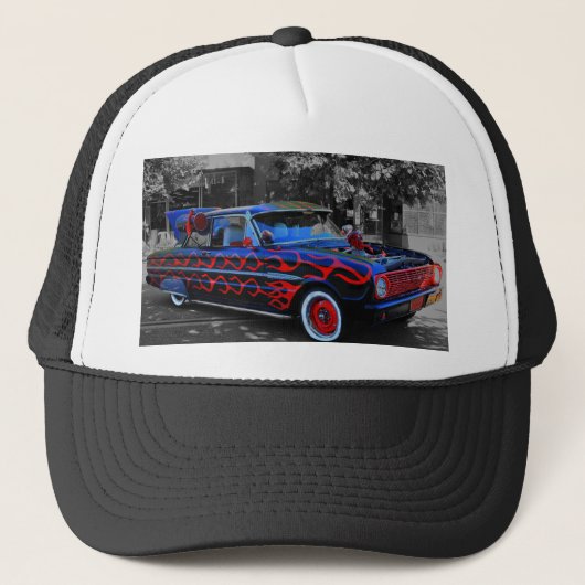 Een flamende oude auto, op een pet voor vrachtwage (Voorkant)